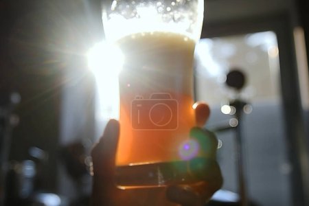 Téléchargez les photos : Rotation de la bière dans un verre. - en image libre de droit