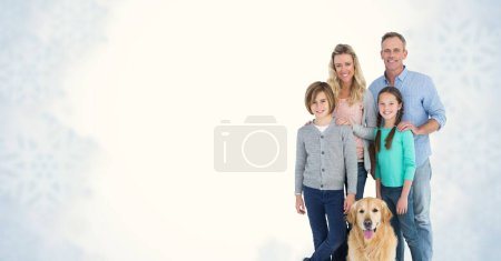 Téléchargez les photos : Portrait de famille souriante avec chien - en image libre de droit