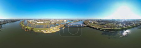 Téléchargez les photos : Ruhr Hochwasser Oberbuergermeister Karl Lehr Brueckenzug à Duisburg 360 Grad Panorama" - en image libre de droit