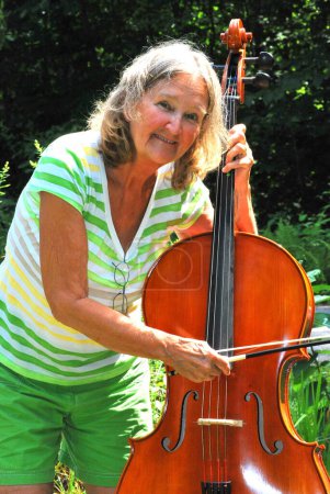 Foto de Una mujer con un violín - Imagen libre de derechos
