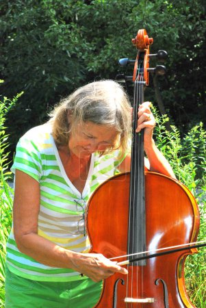 Foto de Una mujer con un violín - Imagen libre de derechos