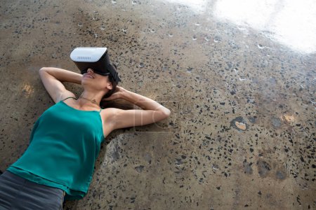 Téléchargez les photos : Femme exécutive utilisant casque de réalité virtuelle - en image libre de droit