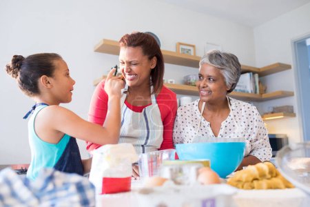 Téléchargez les photos : Famille heureuse s'amuser dans la cuisine - en image libre de droit