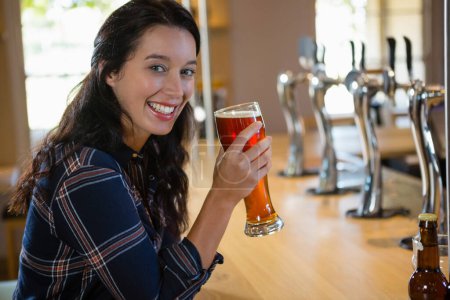 Téléchargez les photos : Portrait de femme heureuse appréciant la bière - en image libre de droit