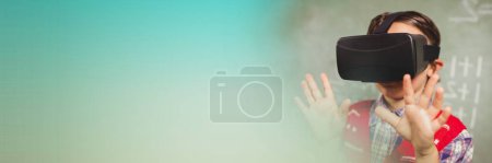 Téléchargez les photos : Casque Boy en réalité virtuelle contre le tableau vert et la transition verte - en image libre de droit