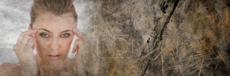 Foto de Dedos de mujer frustrados en las sienes y fondo grunge marrón - Imagen libre de derechos
