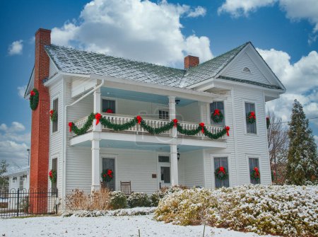 Téléchargez les photos : Maison Blanche décorée pour Noël dans la neige - en image libre de droit