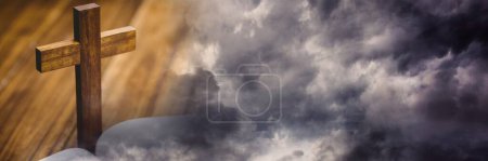 Foto de Cruz de pie en la biblia y la transición de nubes de tormenta - Imagen libre de derechos