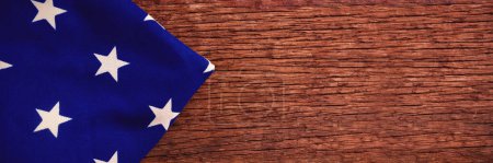 Foto de Bandera americana sobre una mesa de madera - Imagen libre de derechos