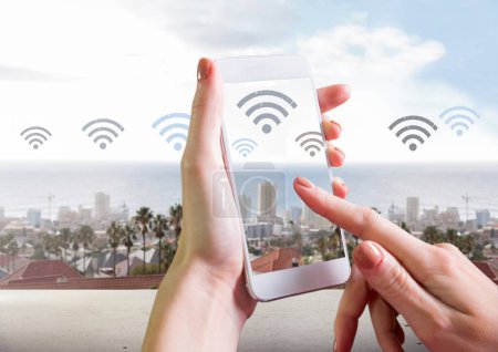 Téléchargez les photos : Holding téléphone avec des icônes Wifi sur la ville - en image libre de droit