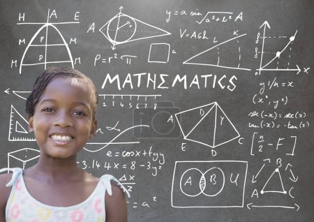 Foto de Ecuaciones matemáticas en pizarra con chica - Imagen libre de derechos