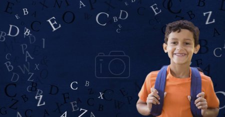 Téléchargez les photos : Écolier devant de nombreuses lettres sur le tableau noir - en image libre de droit