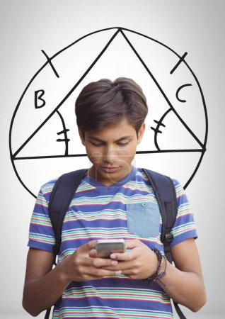 Foto de Estudiante en el teléfono con dibujos de ecuaciones de fondo, de cerca - Imagen libre de derechos