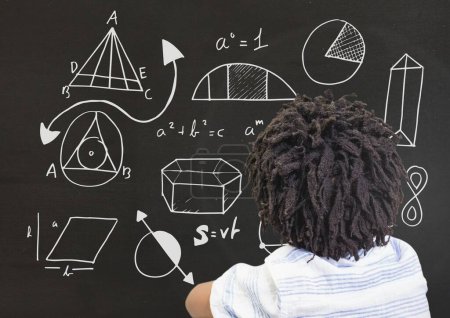 Téléchargez les photos : Équations mathématiques sur tableau noir avec garçon, gros plan - en image libre de droit