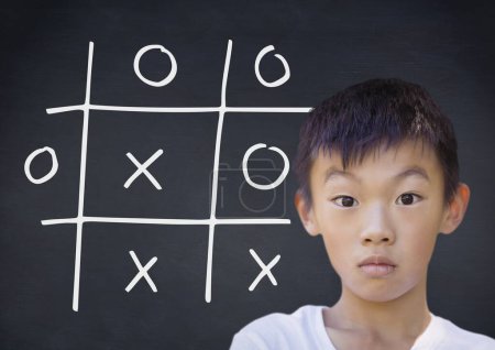 Téléchargez les photos : X et O's jeu sur tableau noir avec asiatique garçon - en image libre de droit