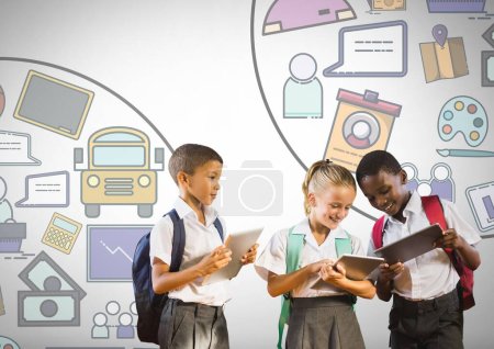 Foto de Niños de la escuela con tabletas y gráficos de educación escolar - Imagen libre de derechos