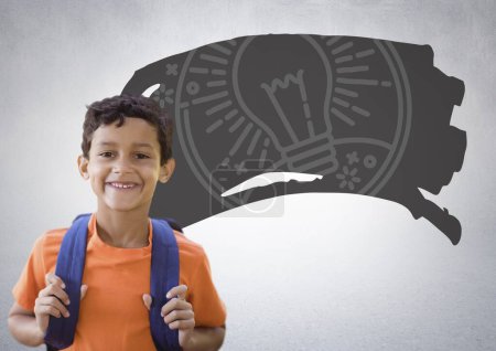 Téléchargez les photos : Écolier en face de ampoule - en image libre de droit