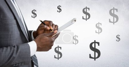 Téléchargez les photos : Homme comptable écriture sur papier calcul avec Dollar icônes de devises - en image libre de droit
