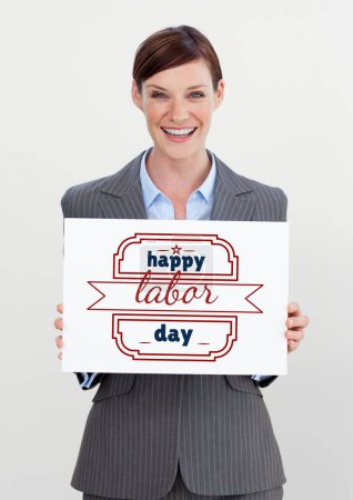 Téléchargez les photos : Femme d'affaires tenant une carte de la fête du travail sur fond gris - en image libre de droit