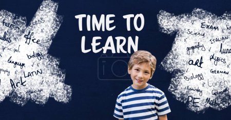 Foto de Niño y tiempo para aprender texto con asignaturas escolares en pizarra - Imagen libre de derechos