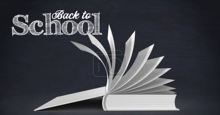 Téléchargez les photos : Retour à l'école les pages de texte et de livre tournent au tableau noir - en image libre de droit