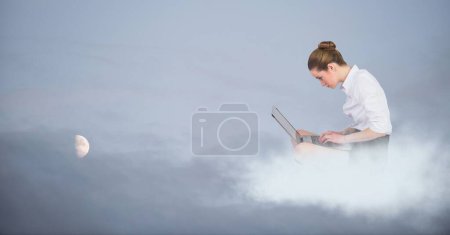 Foto de Mujer de negocios usando su computadora sentada en una nube - Imagen libre de derechos