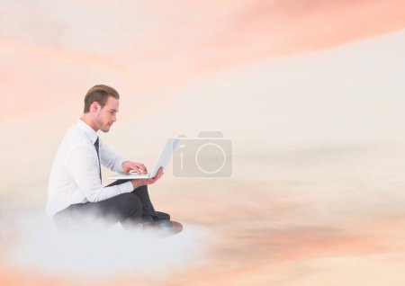 Téléchargez les photos : Homme d'affaires utilisant son ordinateur assis sur un nuage - en image libre de droit