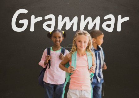 Téléchargez les photos : Texte de grammaire sur le tableau noir avec les écoliers - en image libre de droit