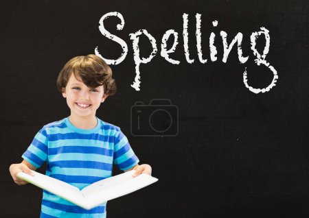 Téléchargez les photos : Texte orthographique sur tableau noir avec lecture de garçon - en image libre de droit