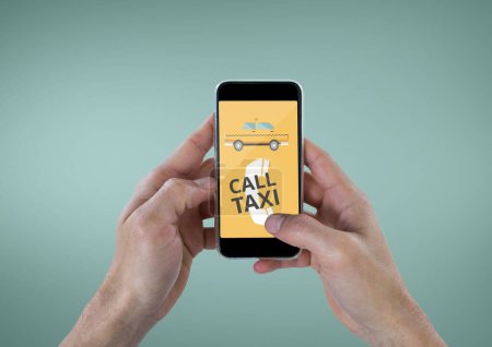 Téléchargez les photos : Personne tenant un téléphone avec une application de taxi - en image libre de droit