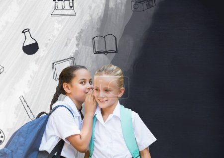 Téléchargez les photos : Écolières chuchotant avec des articles scolaires sur le tableau noir - en image libre de droit