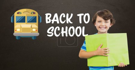 Téléchargez les photos : Écolier et texte de retour à l'école avec bus scolaire sur tableau noir - en image libre de droit