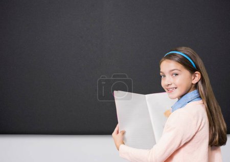 Téléchargez les photos : Tableau noir avec fille lecture - en image libre de droit
