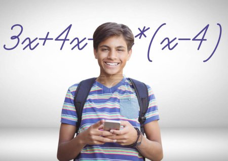 Foto de Estudiante en calculadora delante de la ecuación - Imagen libre de derechos
