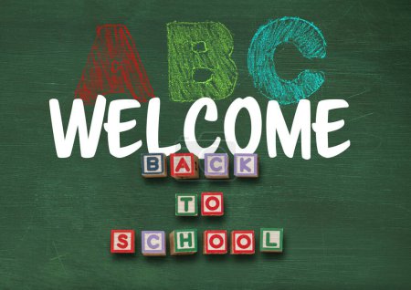 Téléchargez les photos : Bienvenue à nouveau à l'école ABC texte sur tableau noir - en image libre de droit