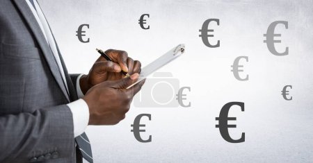 Téléchargez les photos : Homme comptable écrivant sur papier calculant avec des icônes de monnaie Euro - en image libre de droit