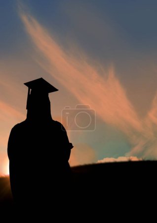 Foto de Estudiante graduado sosteniendo su diploma contra la puesta del sol o la salida del sol - Imagen libre de derechos