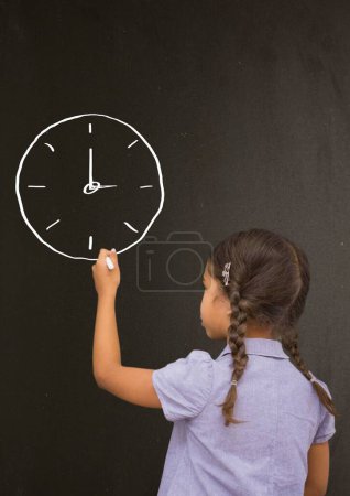 Téléchargez les photos : Horloge de dessin fille sur tableau noir - en image libre de droit