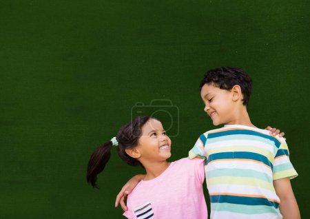 Téléchargez les photos : Tableau noir avec des enfants étreignant - en image libre de droit