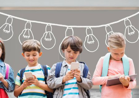 Téléchargez les photos : Des écoliers sur des appareils devant des ampoules au tableau noir - en image libre de droit