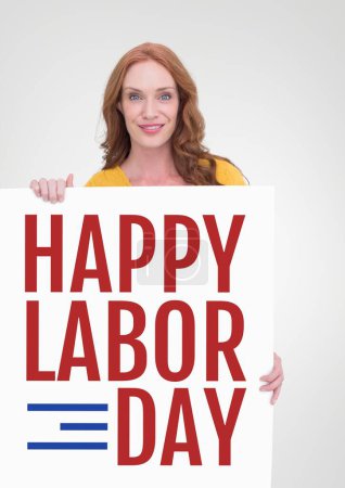 Foto de Mujer sosteniendo una tarjeta del Día del Trabajo sobre fondo blanco - Imagen libre de derechos
