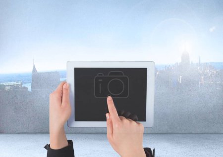 Téléchargez les photos : Tenir la tablette sur le mur de la ville - en image libre de droit