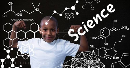 Foto de Fuerte niño flexionando los músculos y texto de la ciencia con dibujos científicos en pizarra - Imagen libre de derechos