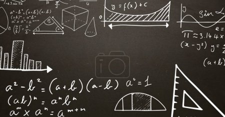 Téléchargez les photos : Dessins mathématiques sur tableau noir - en image libre de droit
