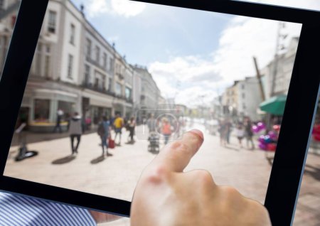 Téléchargez les photos : Tenir la tablette dans la rue de la ville - en image libre de droit