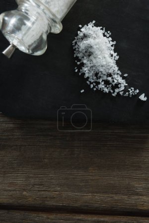 Téléchargez les photos : Salière et sel sur plaque d'ardoise noire - en image libre de droit