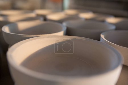 Téléchargez les photos : Pots en terre disposés en atelier de poterie - en image libre de droit