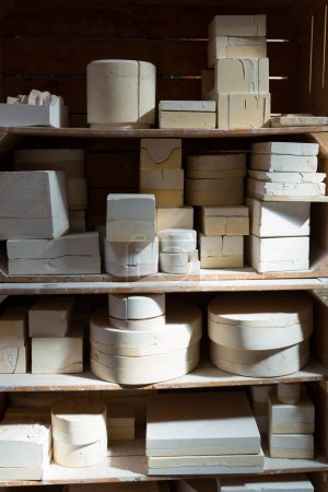 Téléchargez les photos : Matériel de poterie conservé dans une étagère - en image libre de droit