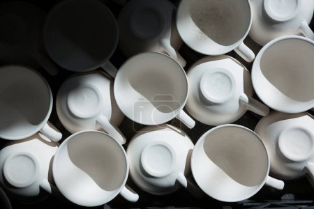 Téléchargez les photos : Pots en terre conservés en étagère à l'atelier de poterie - en image libre de droit