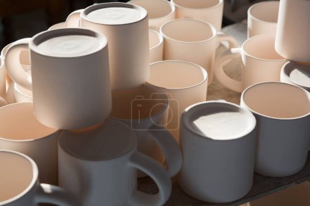 Téléchargez les photos : Tasses en céramique disposées sur le plan de travail - en image libre de droit